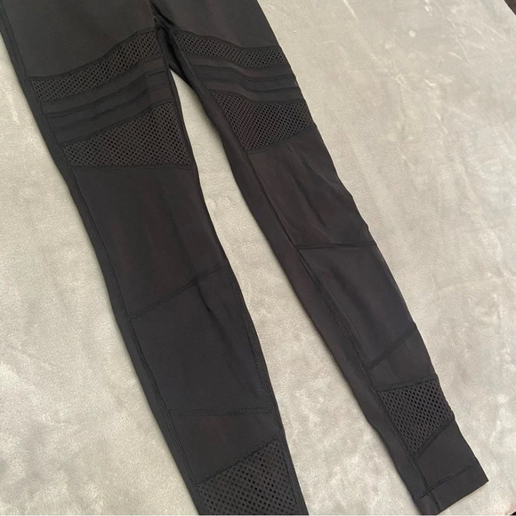 Lululemon Wunder Under High-Rise Tight *Mix & Mesh 28"
Black 21352 - Picture 9 of 14